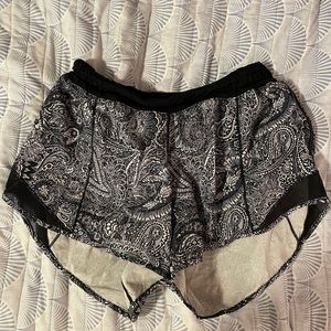 LuLu Lemon 2.5 Hotty Hot shorts